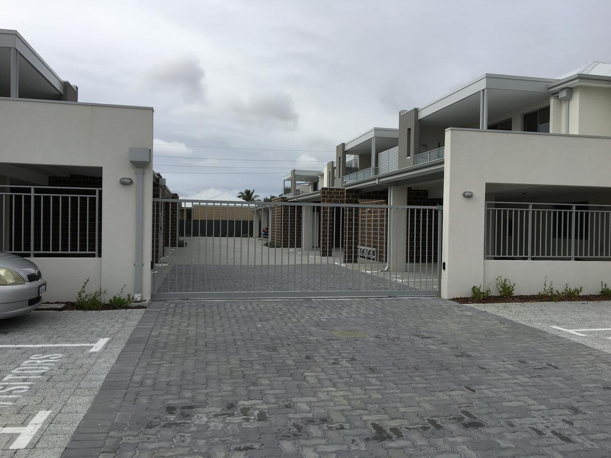 Apartment In Queens Park Perth Exterior photo